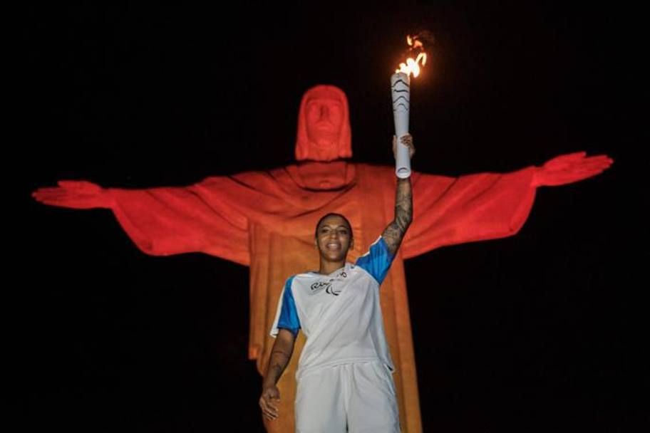Rafaela Silva, oro nel judo un mese fa, con la torcia davanti al Cristo Redentore. Afp